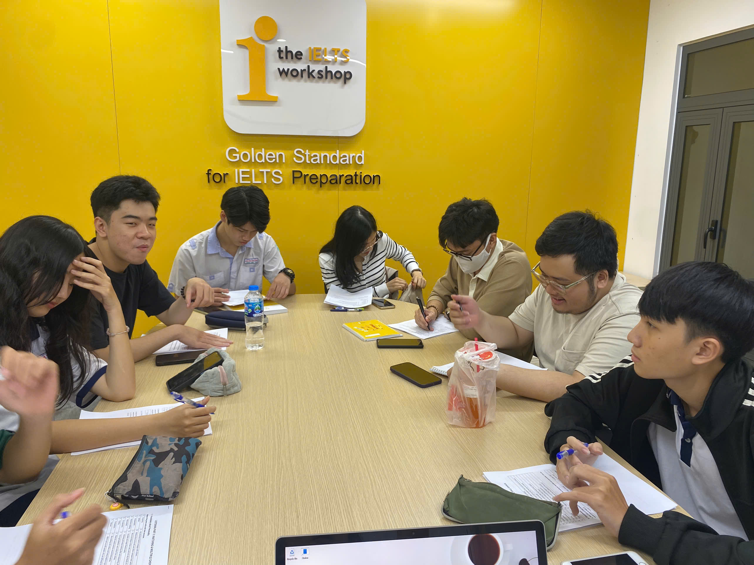 Học viên cùng làm bài tại The IELTS Workshop