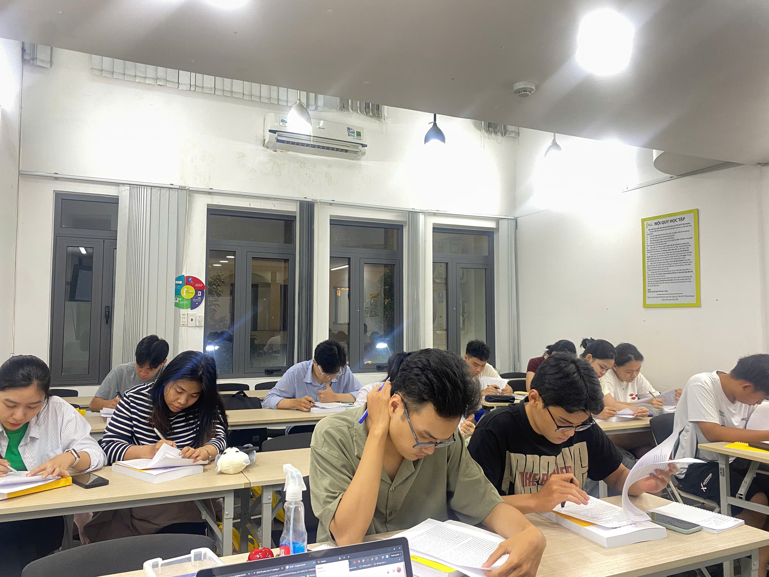 Học viên tập trung hoàn thành bài tập